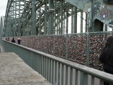 W09_LocksOnBridge